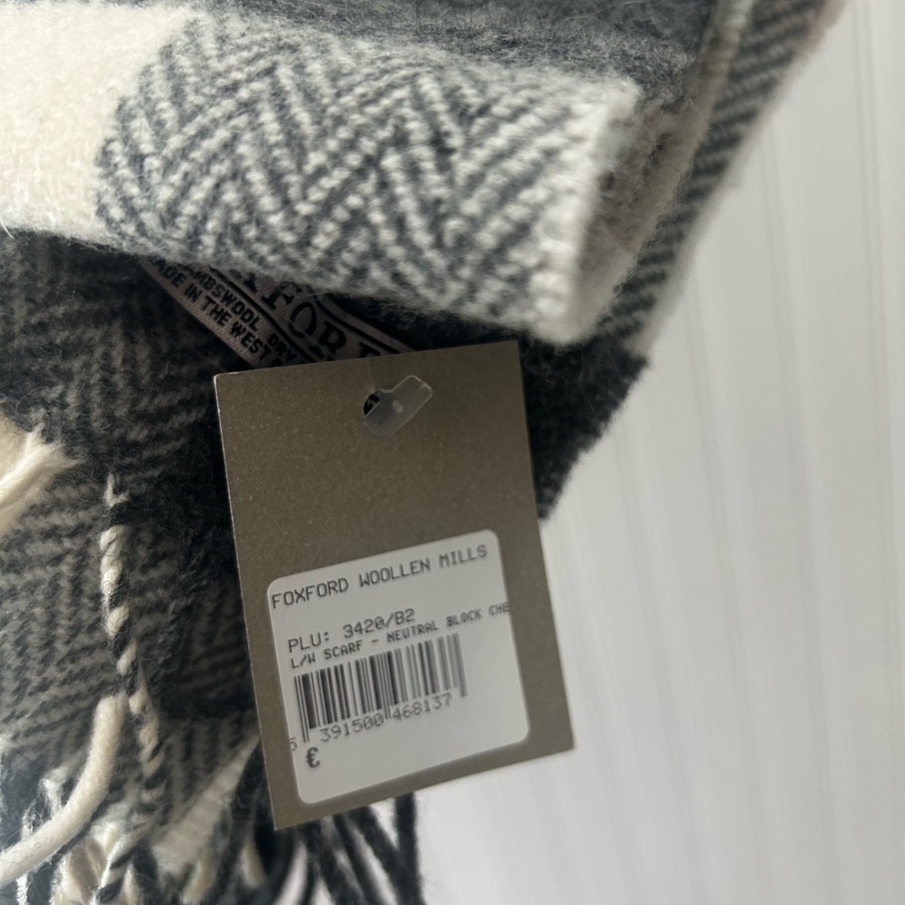 ⭐️ NEW Foxford 100% Lambs Wool Gray and Cream Neutral Checkered Scarf - Picture 3 of 6